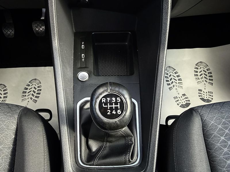 Ford Tourneo Connect 2,0 EcoBlue Titanium - fotka 32 z 38