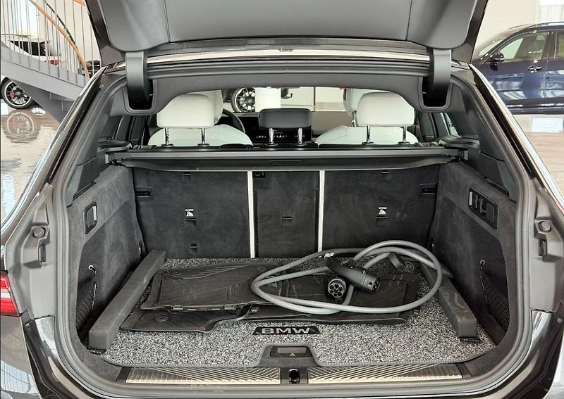 BMW i5 eDrive40 Touring M Kam Tažné - fotka 12 z 23