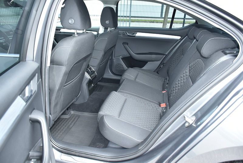 Škoda Superb (2022) Ambition 1.5 TSI 110kW DSG - fotka 25 z 30