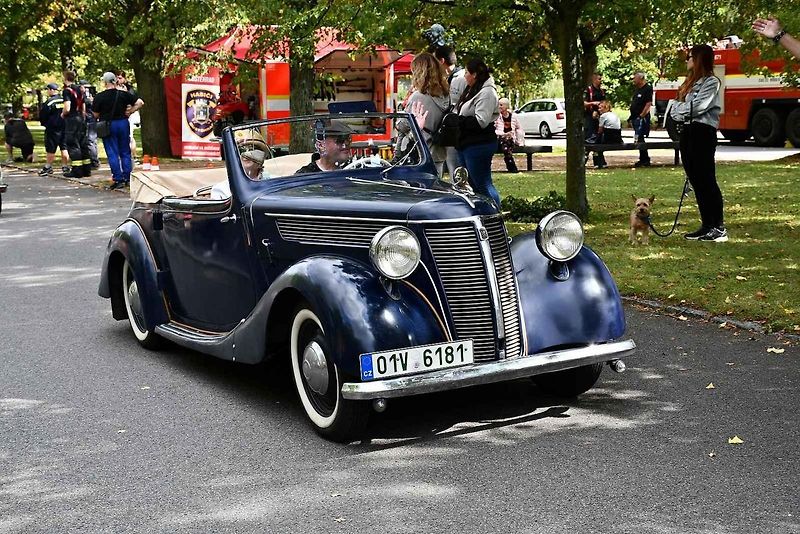 Na tradiční Lidický okruh dorazily desítky historických automobilů a motocyklů, které obdivovali návštěvníci z Kladna i širokého okolí.