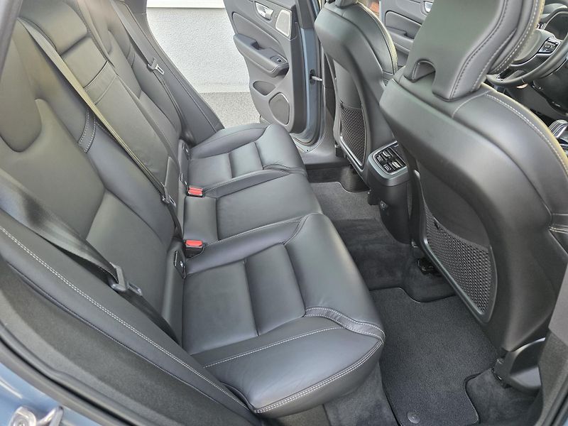Volvo XC60 2.0 D R-Designe Bowers&Wilkins - fotka 21 z 34