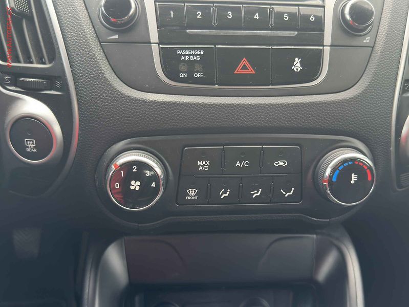 Hyundai ix35 (2012) 1.6GDi, ČR, AC, TZ - fotka 16 z 21