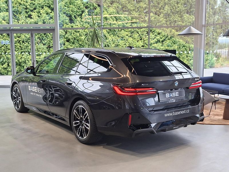 BMW Řada 5 540d xDrive Touring M-Sport  - fotka 4 z 27