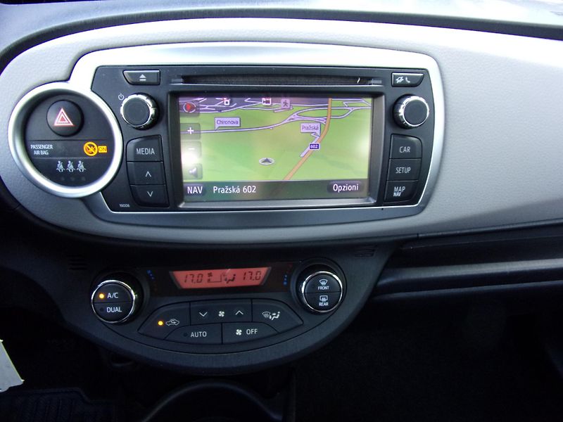 Toyota Yaris (2012) 1.3i 73kW LOUNGE AUT.KLIMA KM - fotka 11 z 23