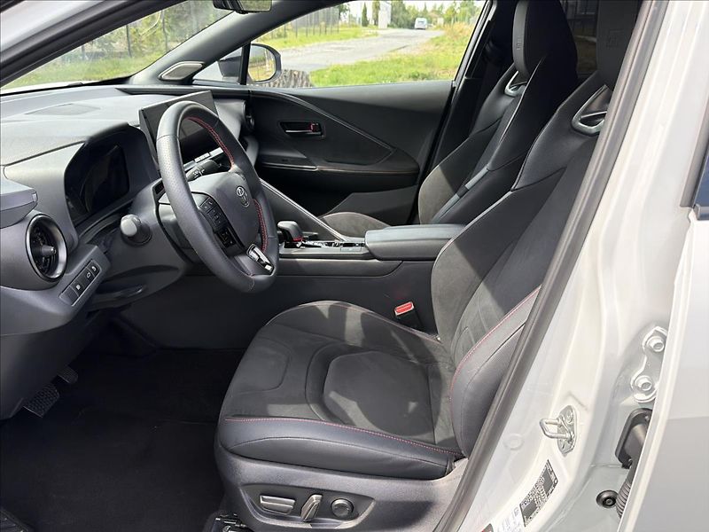 Toyota C-HR 2,0 Hybrid E-CVT AWD GR Sport - fotka 12 z 32
