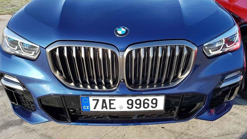 BMW potřebuje více točivého momentu, protože váží o půl tuny víc než Mercedes.