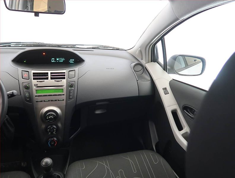 Toyota Yaris (2010) 1.0 VVT-i, Serv.kniha - fotka 8 z 15