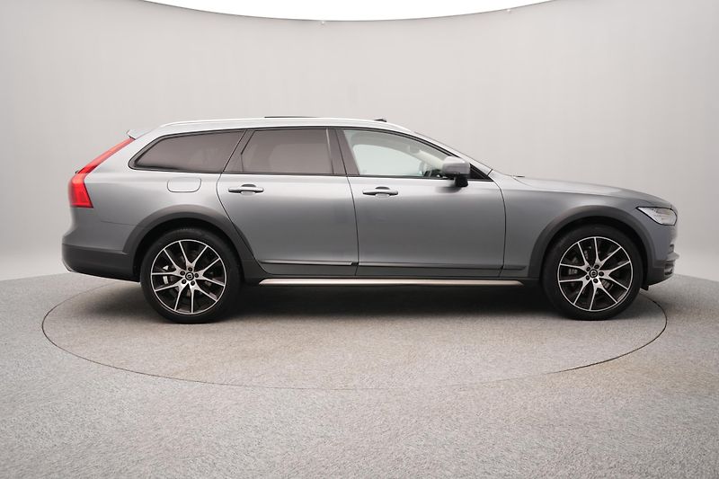 Volvo V90 CC D4 AWD MOMENTUM PRO  - fotka 11 z 47