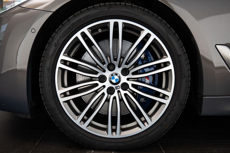 BMW Řada 5 M550d xDrive/HarmanKardon/Vent - fotka 22 z 24