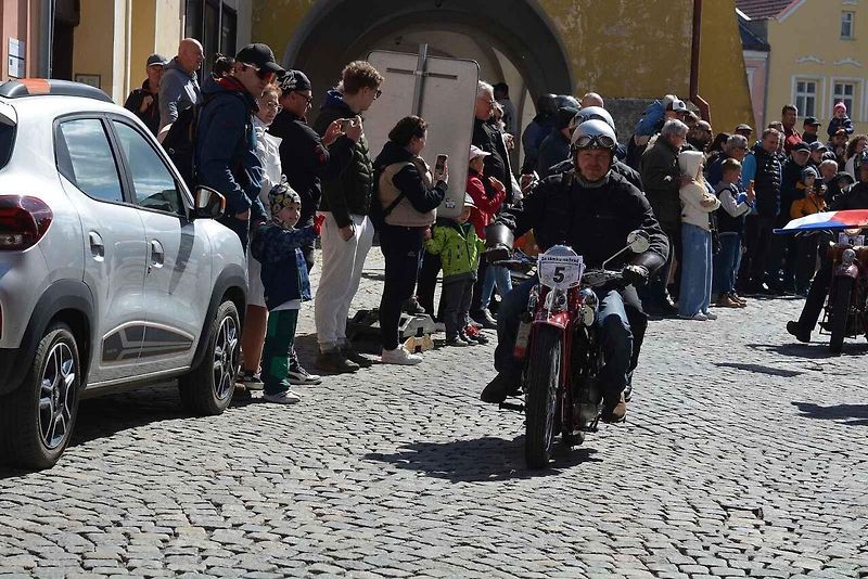Automobiloví a motocykloví veteráni se vydali v neděli na tradiční jízdu Ze zámku na hrad. Start byl na Horním náměstí v Přerově, kde si lidé užili bohatý program.
