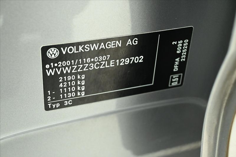 Volkswagen Passat 2,0 TDI 140 kW DSG ELEGANCE Zá - fotka 12 z 32