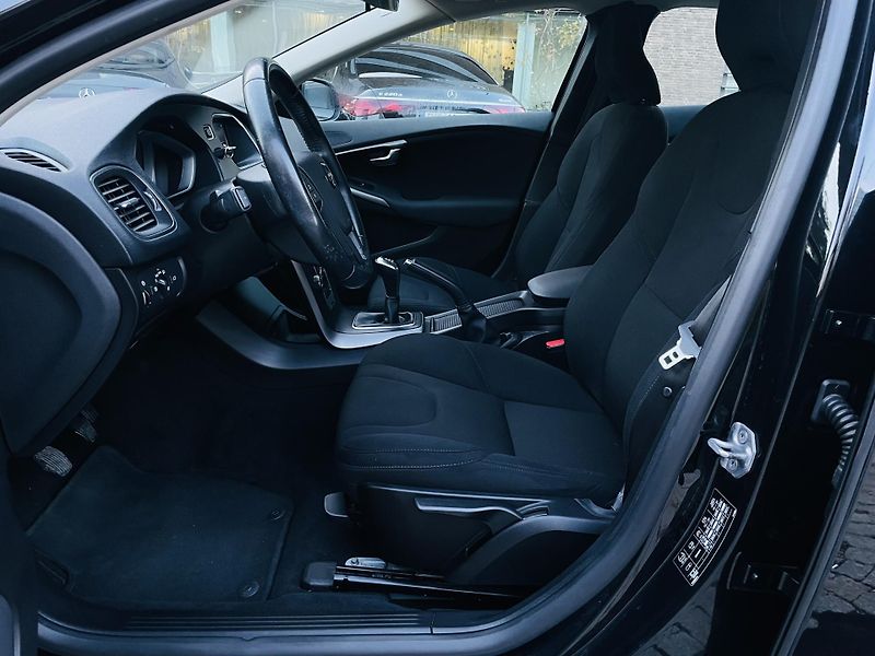 Volvo V40 2.0i MANUÁL 1.MAJITEL SENZORY - fotka 26 z 41