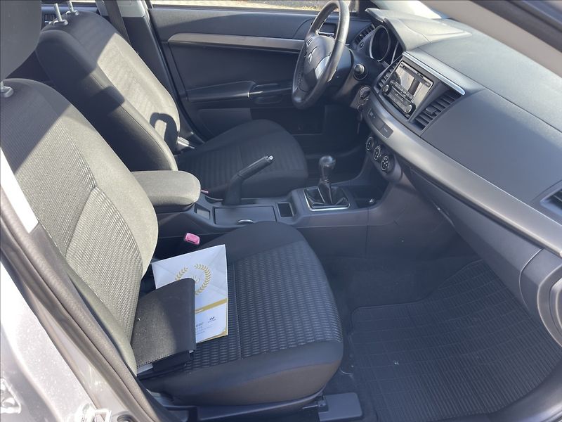 Mitsubishi Lancer 1,6 i 86kw Invite Klima Tažné - fotka 13 z 33