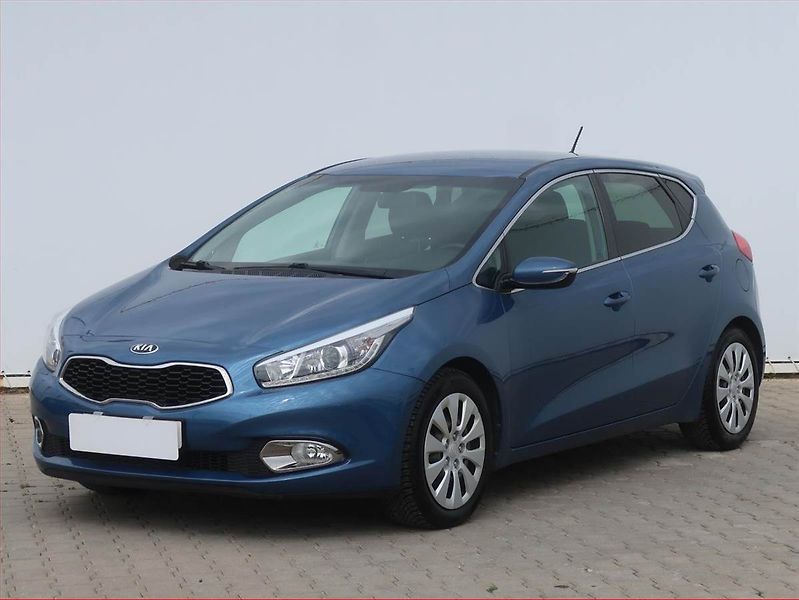 Kia Ceed (2014) Gold 1.4 CVVT, Serv.kniha - fotka 2 z 14