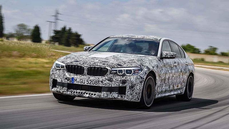 Prozatím maskované BMW M5.