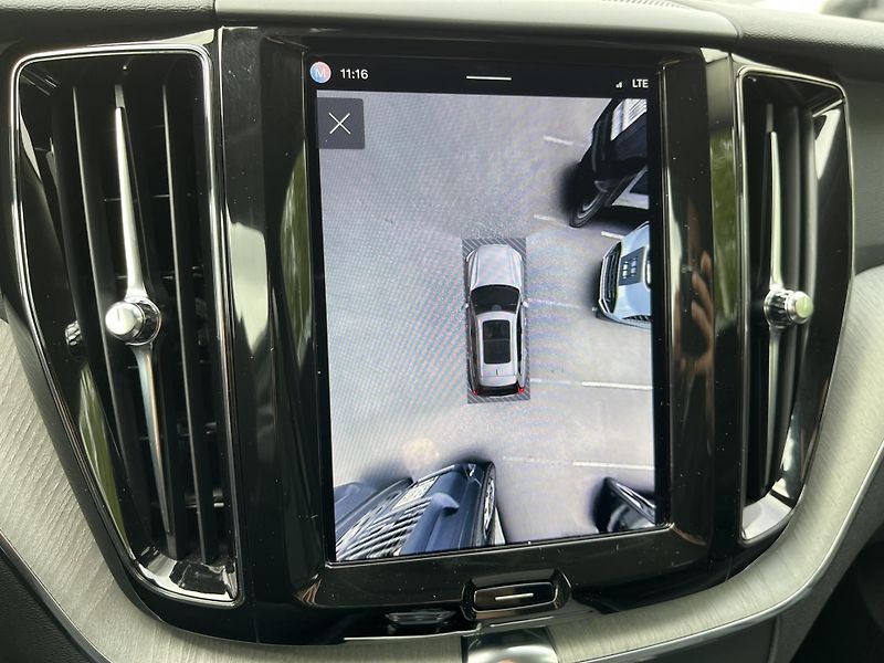 Volvo XC60 B5 AWD PLUS DARK/360/vent/kola - fotka 29 z 50