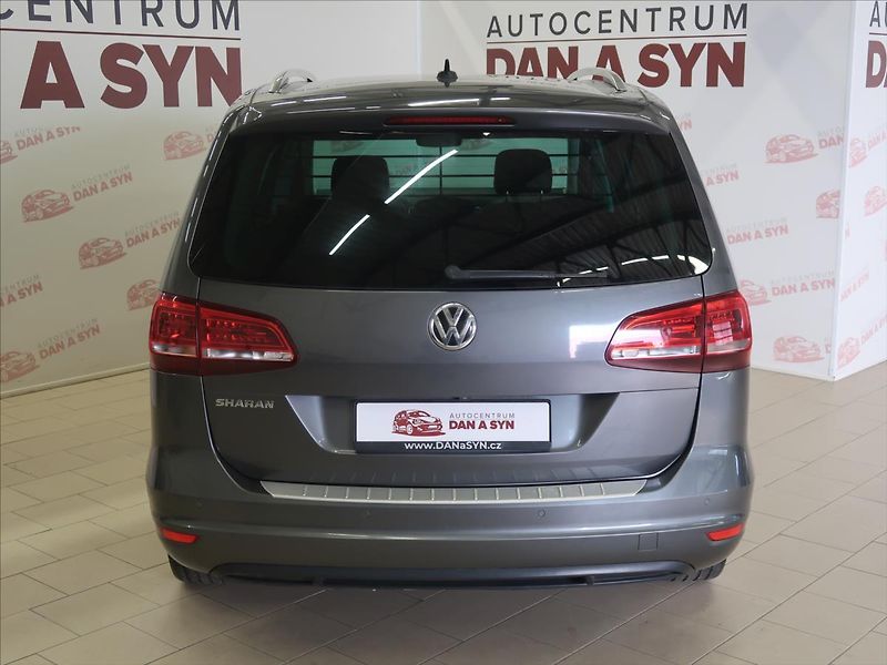 Volkswagen Sharan 2,0 TDI Highline LED panorama - fotka 5 z 39