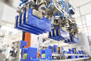 S články manipulují roboti.