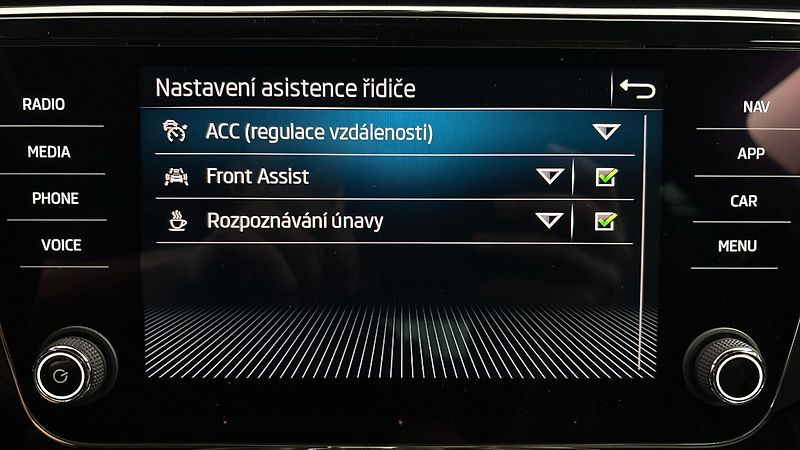 Škoda Superb 2.0 TDI DSG Sportline Combi - fotka 28 z 32