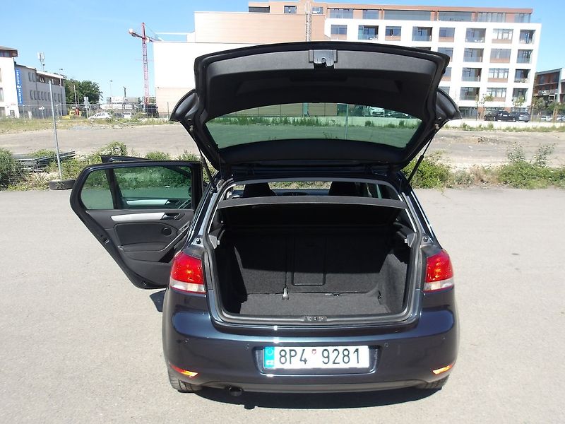 Volkswagen Golf 1,6TDi 77kW - fotka 18 z 26