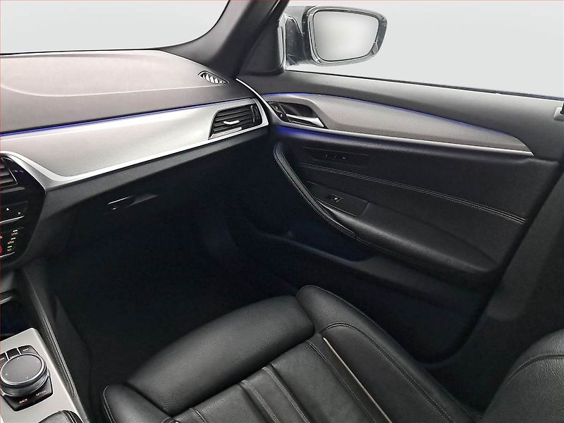 BMW Řada 5 (2018) M Sport 530d xDrive, 4X4 - fotka 8 z 20