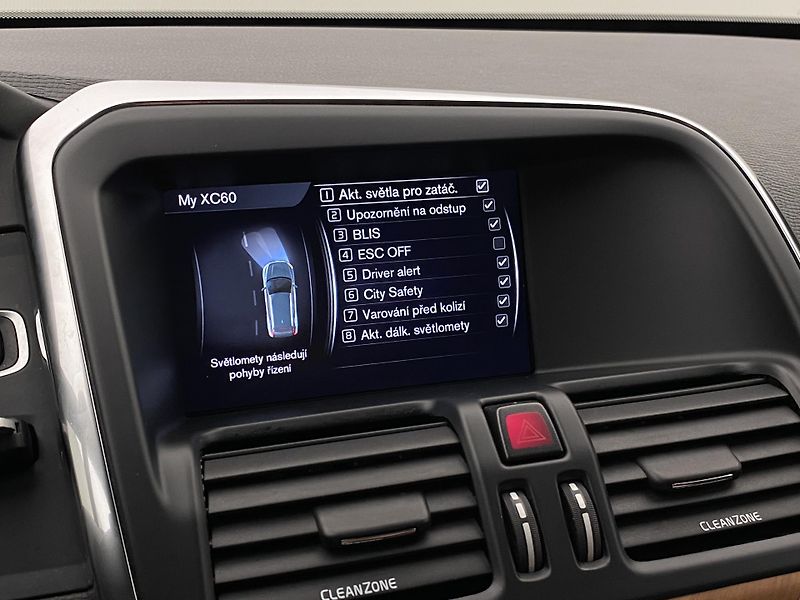 Volvo XC60 D4 AWD MOMENTUM REZERVACE - fotka 39 z 43