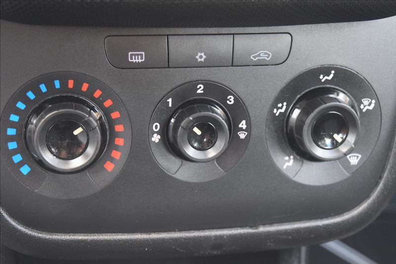 Fiat Grande Punto 1,2 i 51KW PO ROZVODECH KLIMA - fotka 37 z 42