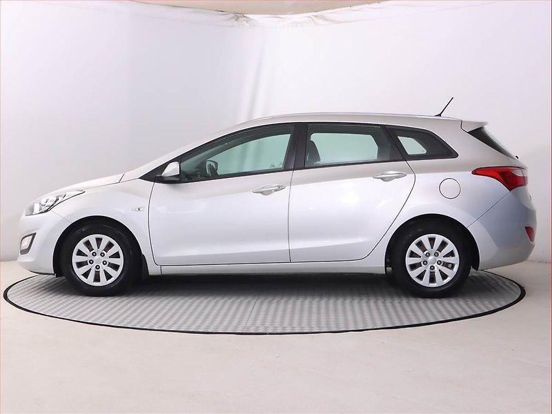 Hyundai i30 (2016) Comfort 1.6 CRDi, Serv.kniha - fotka 3 z 16