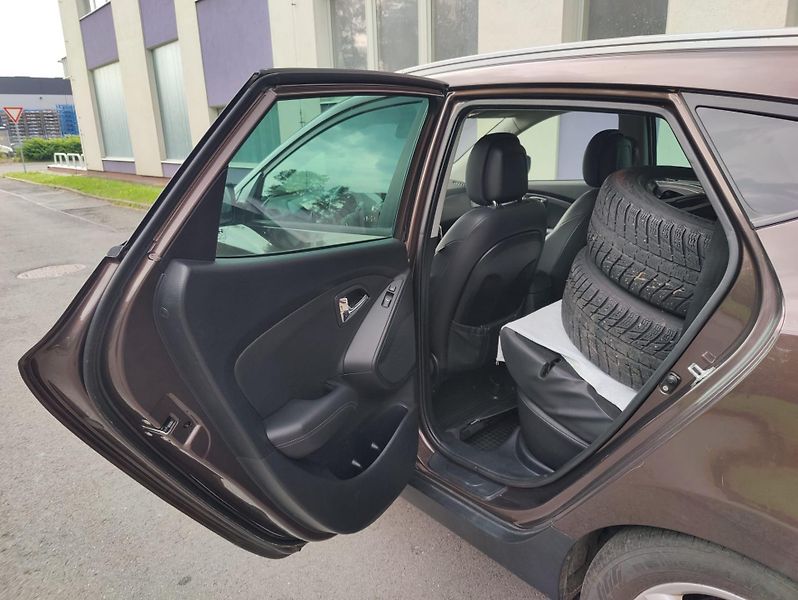 Hyundai ix35 2,0 CRDi 4WD + pneu  - fotka 12 z 25