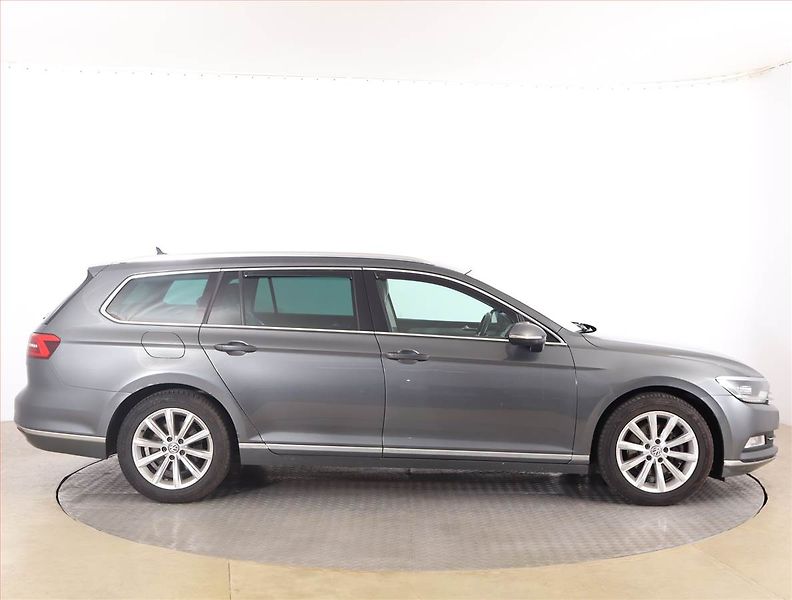 Volkswagen Passat (2016) 2.0 TDI, Automat, Navi - fotka 6 z 19