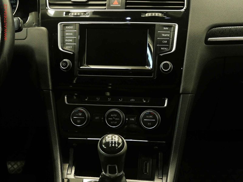 Volkswagen Golf (2013) 1.4TSi, LED, AC - fotka 13 z 19