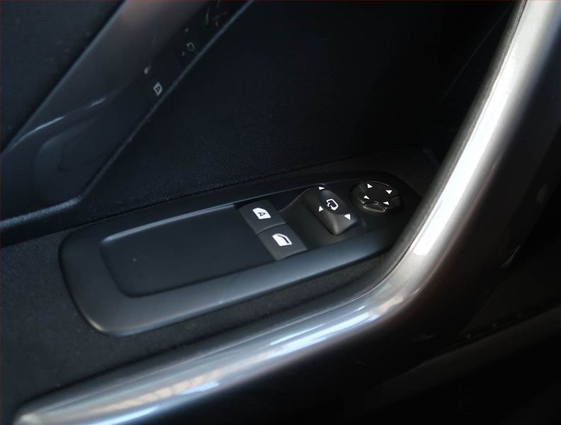 Peugeot 2008 (2018) Active 1.2 PureTech - fotka 18 z 21