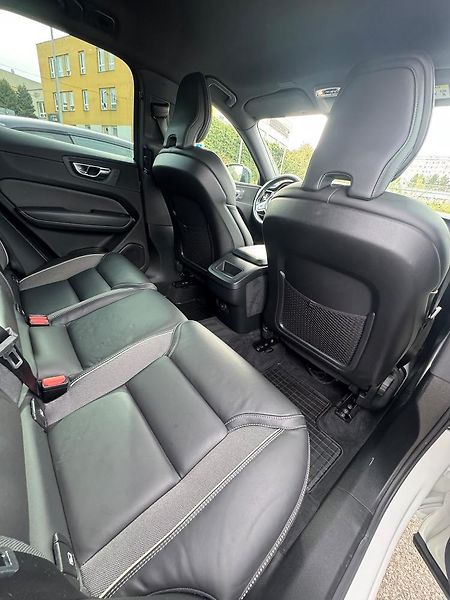 Volvo XC60 (2020) XC60 B4 Drive-E mHEV aut. Mome - fotka 16 z 27