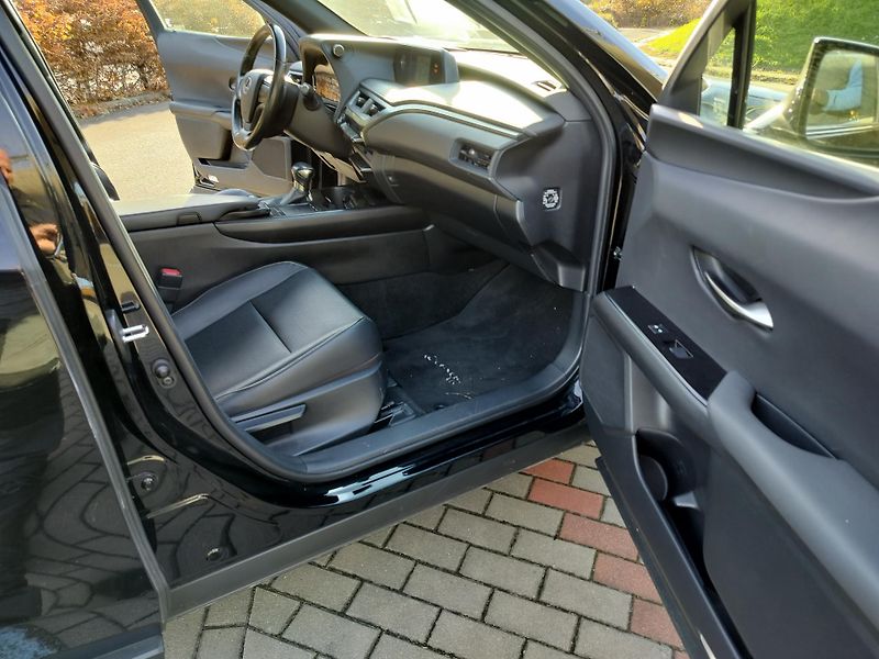 Lexus UX 250h kožené a vyhřívané sedačky - fotka 17 z 21