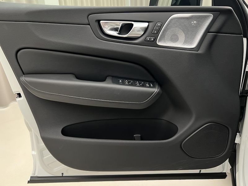 Volvo XC60 B5 AWD ULTIMATE DARK AUT  - fotka 7 z 47