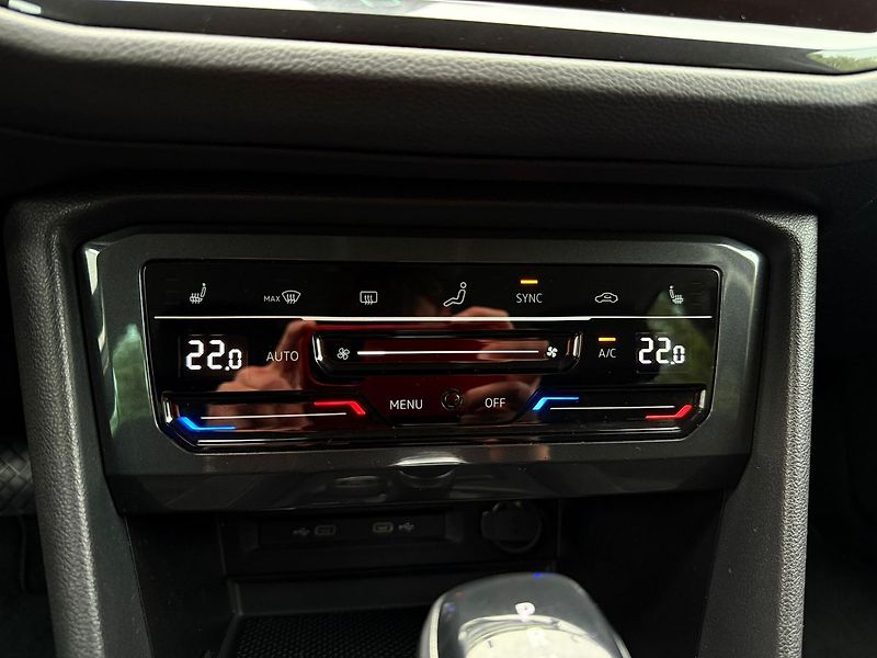 Volkswagen Tiguan 2.0 TDi Elegance DSG 4x4, ČR - fotka 28 z 34