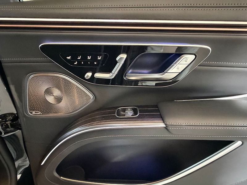 Mercedes-Benz EQS 680 4MATIC MAYBACH SUV - fotka 20 z 30