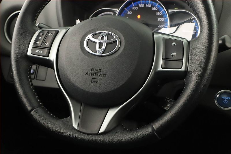Toyota Yaris (2015) 1.5 Hybrid, Automat, Tempomat - fotka 11 z 23