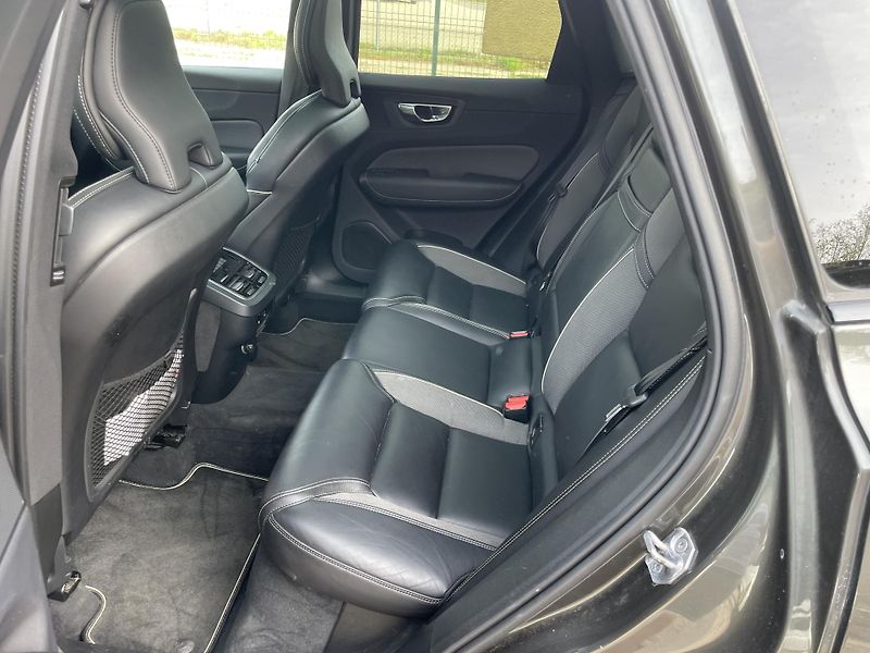 Volvo XC60 B4 FWD R Design - fotka 11 z 15