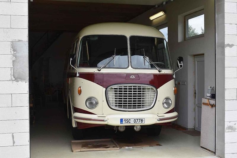 Tomuto autobusu je přesně padesát let. A je zcela původní