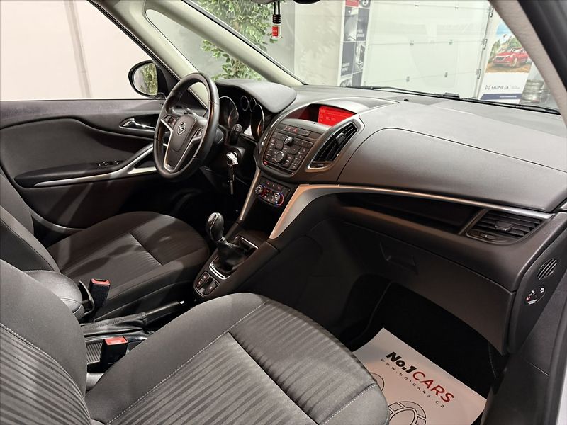 Opel Zafira 1,4   TURBO COSMO VÝHŘEV TZ - fotka 20 z 49