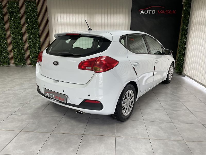 Kia Ceed 1.4 i ČR 1.MAJ.REZERVACE  - fotka 12 z 24