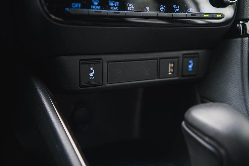 Toyota Yaris (2023) 1.5 VVT-i Hybrid - fotka 27 z 32