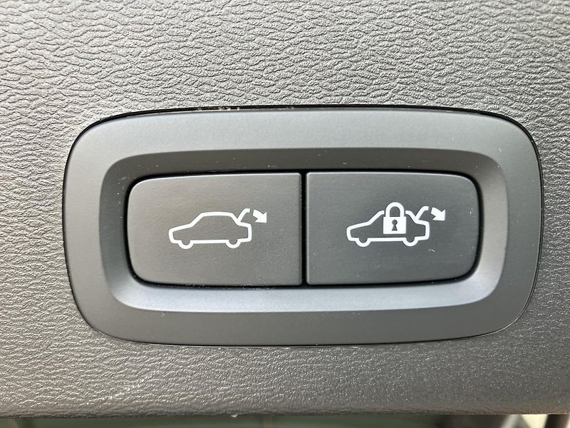 Volvo XC40 B3 FWD Plus Dark AT7 - fotka 10 z 40