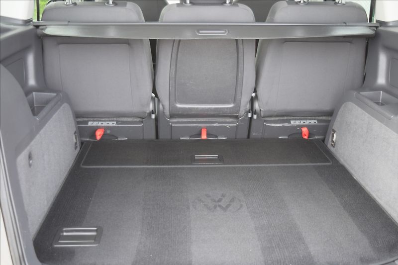 Volkswagen Touran 1,6 d 77KW BIXENON TAŽNÉ - fotka 15 z 40