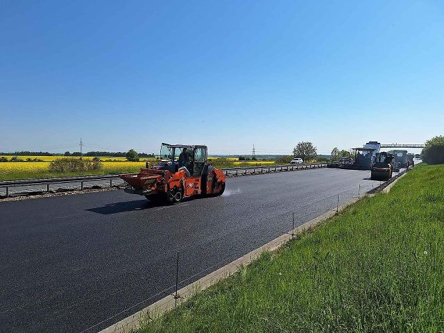Doprava je nyní u Unhoště vedena v režimu 2+1 jízdní pruh. Ve směru na Prahu jsou řidičům k dispozici dva jízdní pruhy, ve směru na Karlovy Vary jeden.