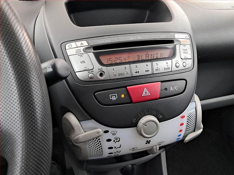 Peugeot 107 (2011) 1.0, nová STK, jezdí dobře - fotka 12 z 13