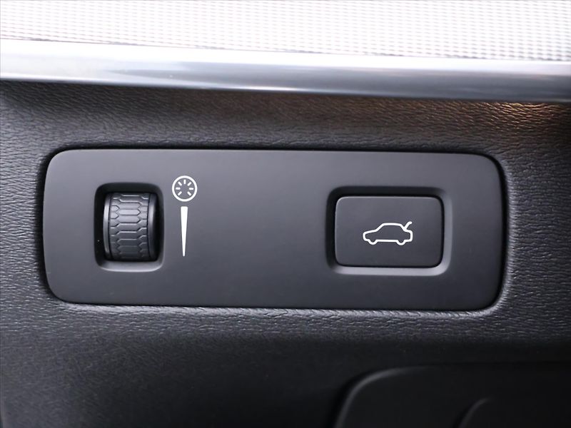 Volvo XC90 2,0 D5 Aut. AWD CZ R-Design - fotka 16 z 36
