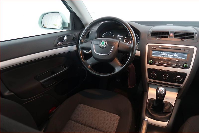 Škoda Octavia (2009) Ambiente 1.4 TSI, nová STK - fotka 7 z 15