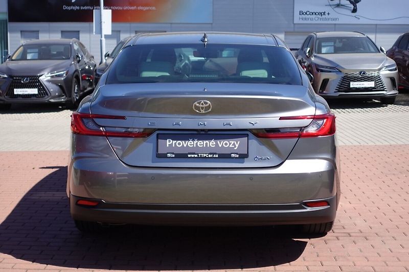 Toyota Camry 2,5 HEV Executive - fotka 5 z 36